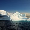 Da die Dichte des Eises 0,920 Kilogramm pro Liter beträgt (Meerwasser 1,025 Kilogramm/Liter), müssen sich 90 % des Volumens der Eisberge unter der Wasseroberfläche befinden. 